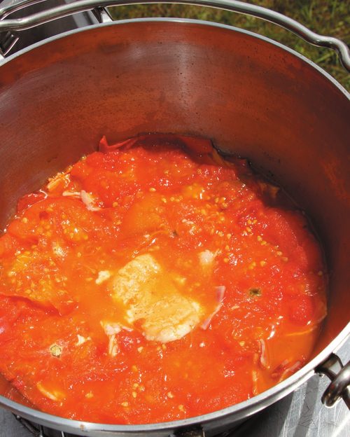   【秋の絶品レシピ】ダッチオーブンで作る、パルミジャーノ・レッジャーノのトマト無水スープ