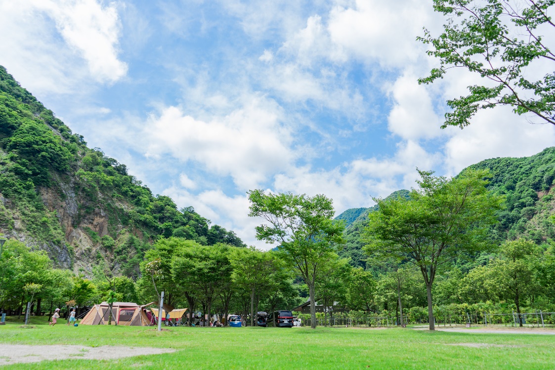   はじめてのキャンプの入り口に。快適に自然を楽しめる【青川峡キャンピングパーク】