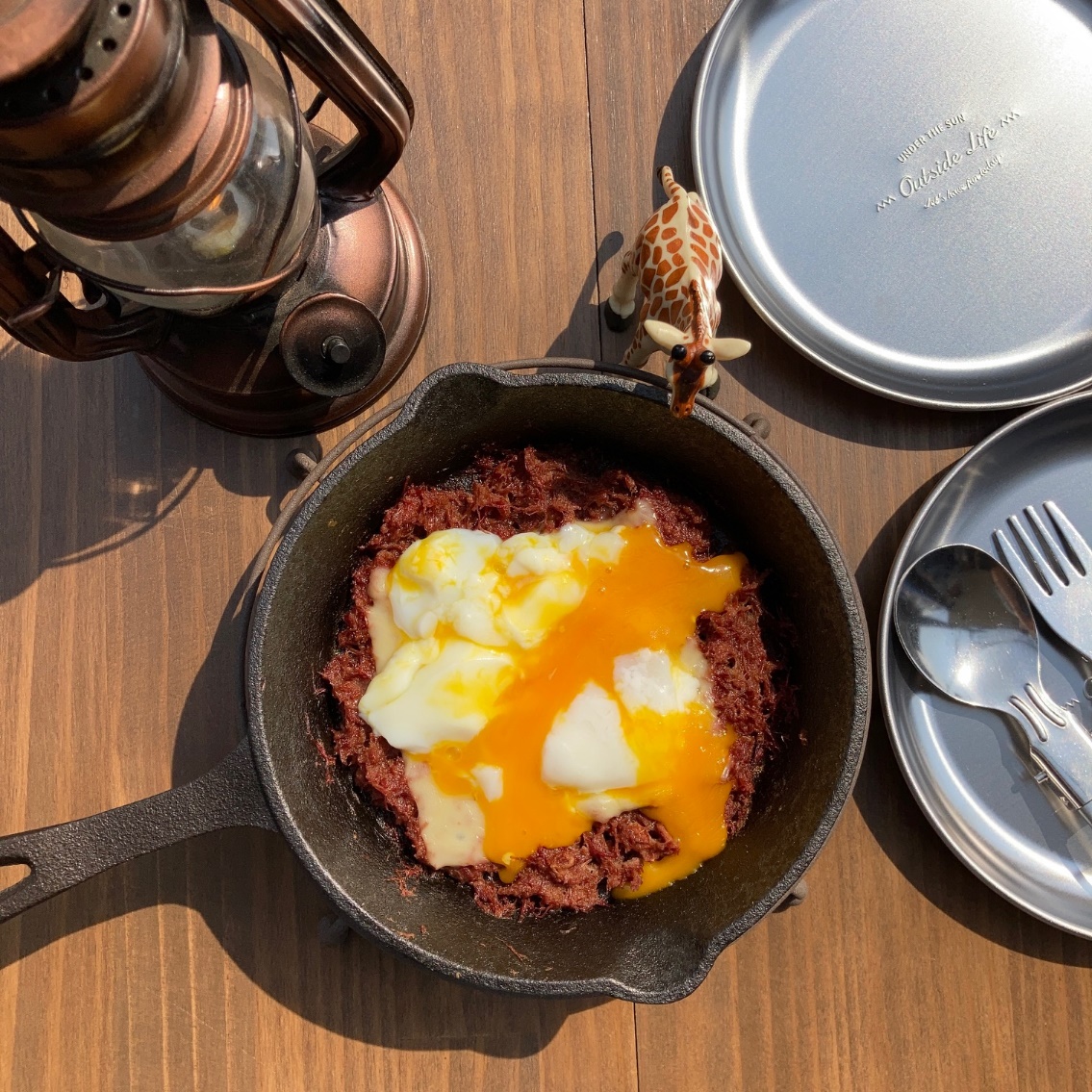   【コンビニ食材だけで作るキャンプ飯】コンビーフのチーズ・温玉乗せ