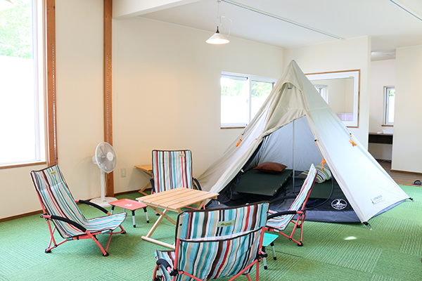   ビギナーもキャンプ好きも一緒に楽しめる屋内テント泊施設が、７月から新登場！