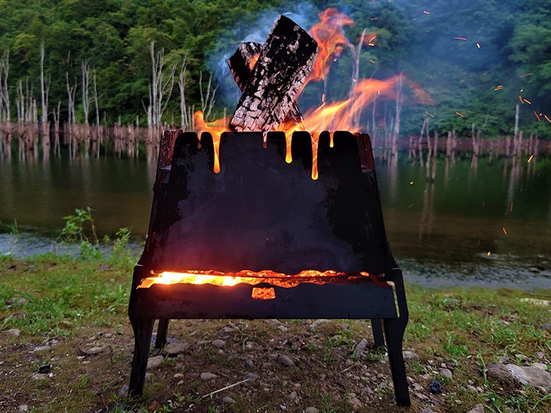   キャンパーが選んだ“ベストギア”！炎が滴るようなシルエットの焚き火台