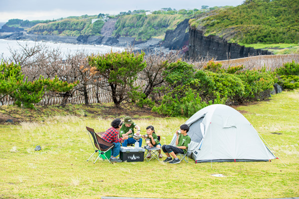   “無料キャンプ場”あり！東京の離島での「絶景テント泊」が最高すぎた…!?