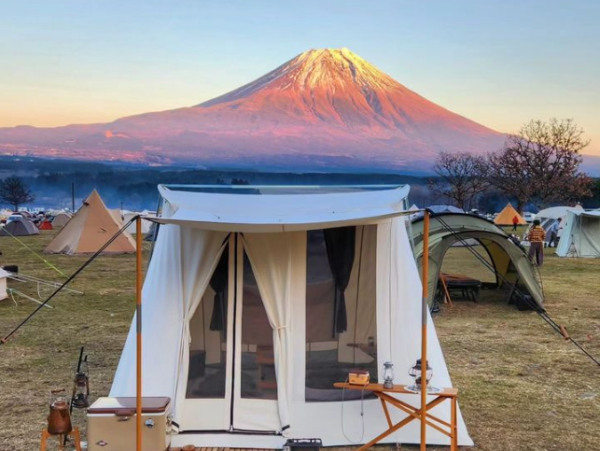   「映えすぎ」赤富士の見える絶景キャンプ場での年越しに「いいね！」殺到