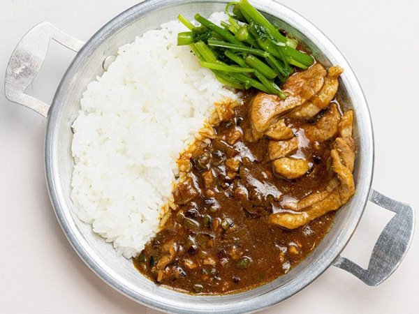 誰でも簡単に作れる!アウトドア上級者が作るキャンプ飯のカレー5選