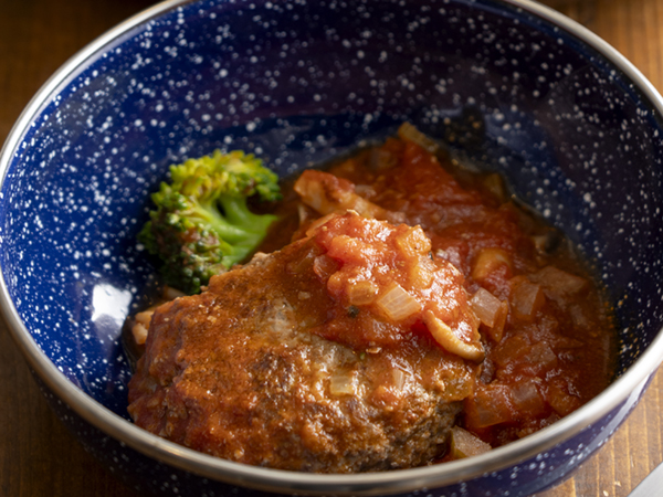   ダッチオーブンだけで簡単に作れる！トマト煮込みハンバーグが美味しすぎた！