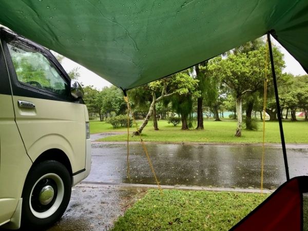 ”雨キャンプ”上級者はどう楽しんでるの?おすすめの過ごし方やギアを徹底解説!
