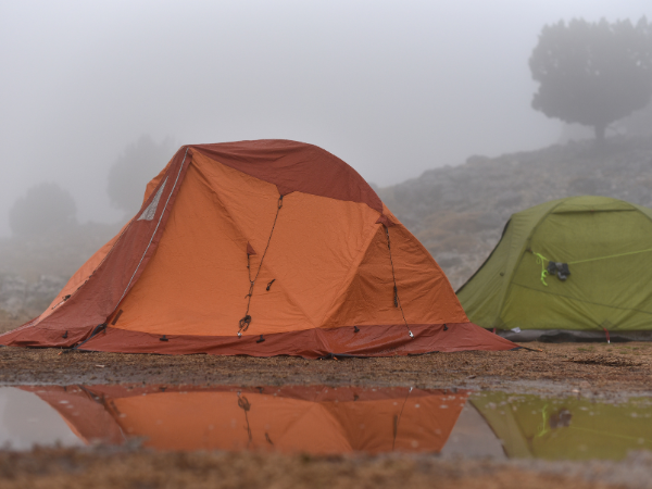   “雨キャンプ”上級者は絶対やってる！簡単にできる濡れない対策が神すぎた…！