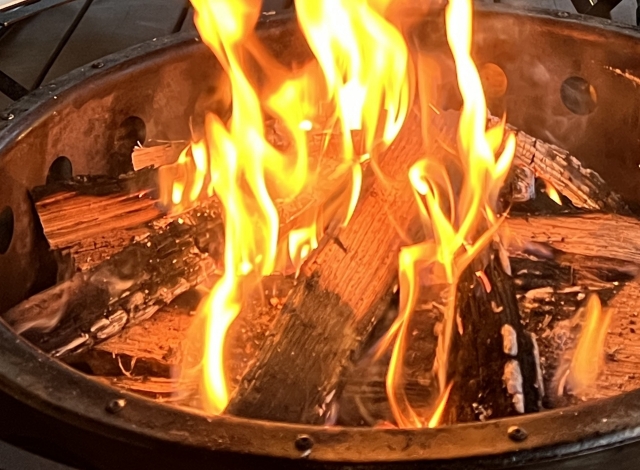  煙い、燃えない、寒い…冬キャン焚き火の正解は二次燃焼だった!?おすすめ焚き火台を紹介