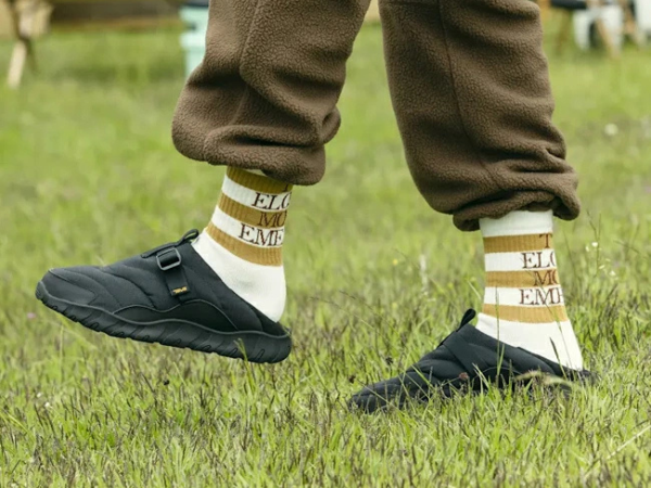   焚き火中も足元は快適。Tevaのぬくぬく靴が優秀すぎる