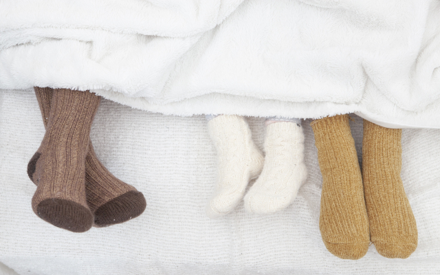   知らないと損！冬キャンプで一番つらい「足先の冷え」、靴下でここまで変わる