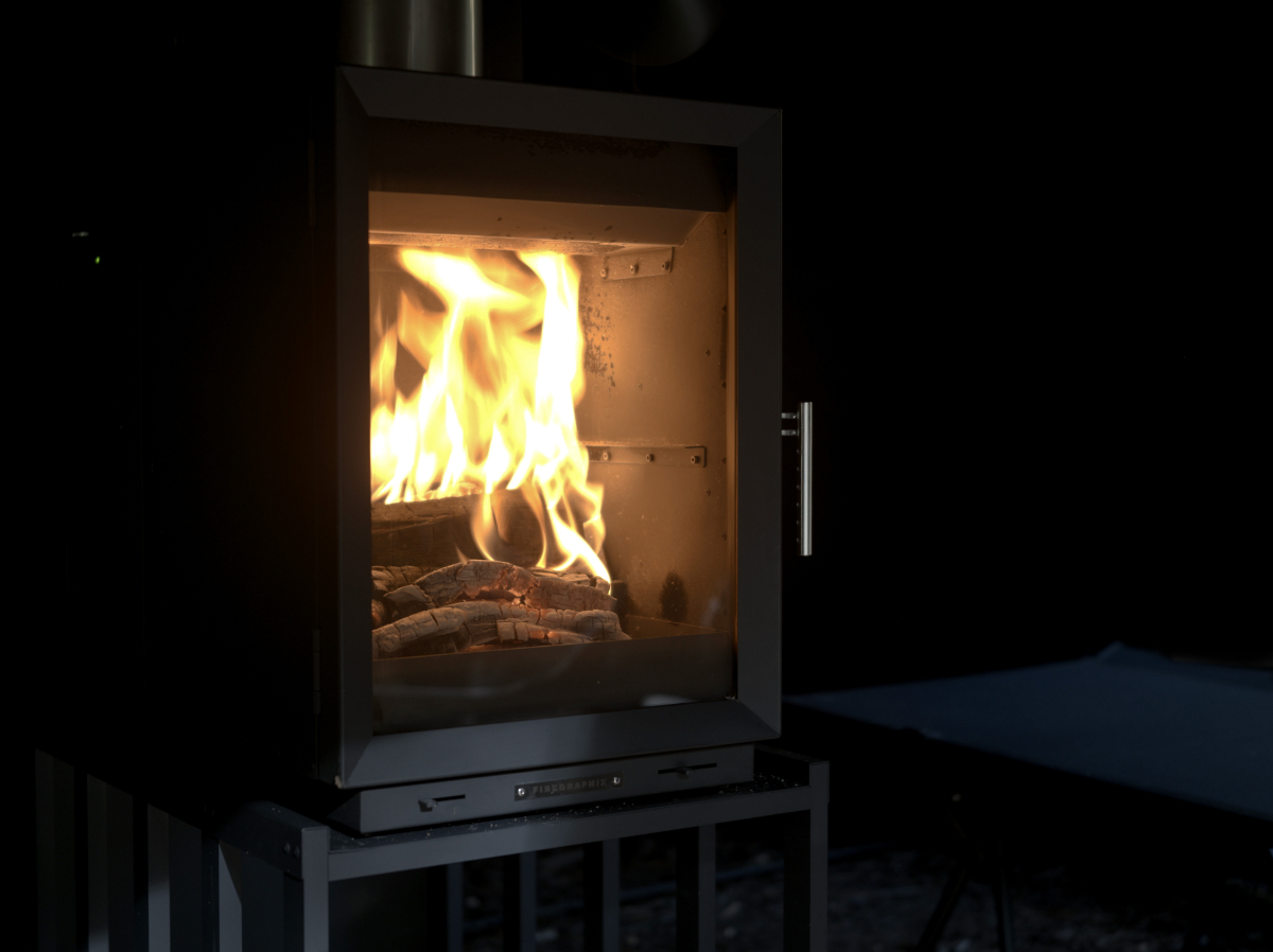   モバイルバッテリーで自動供給。冬キャンプを変えるペレットストーブが凄すぎる！